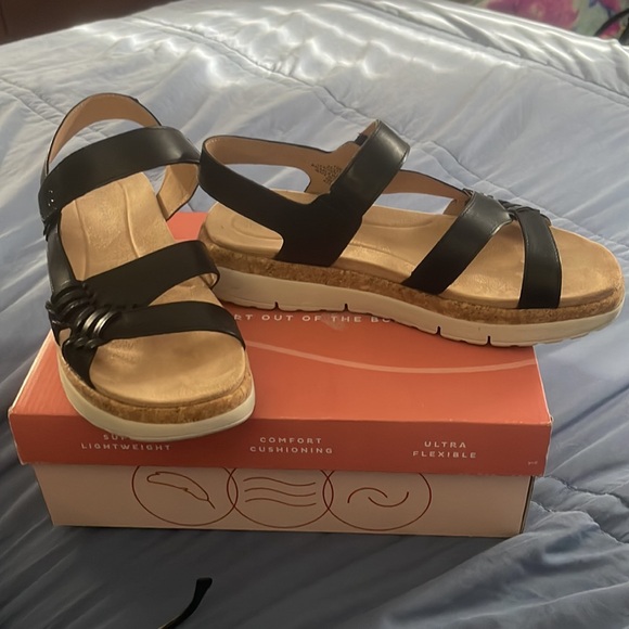 Easy Spirit Ilena Platform Sandals - Picture 4 of 5